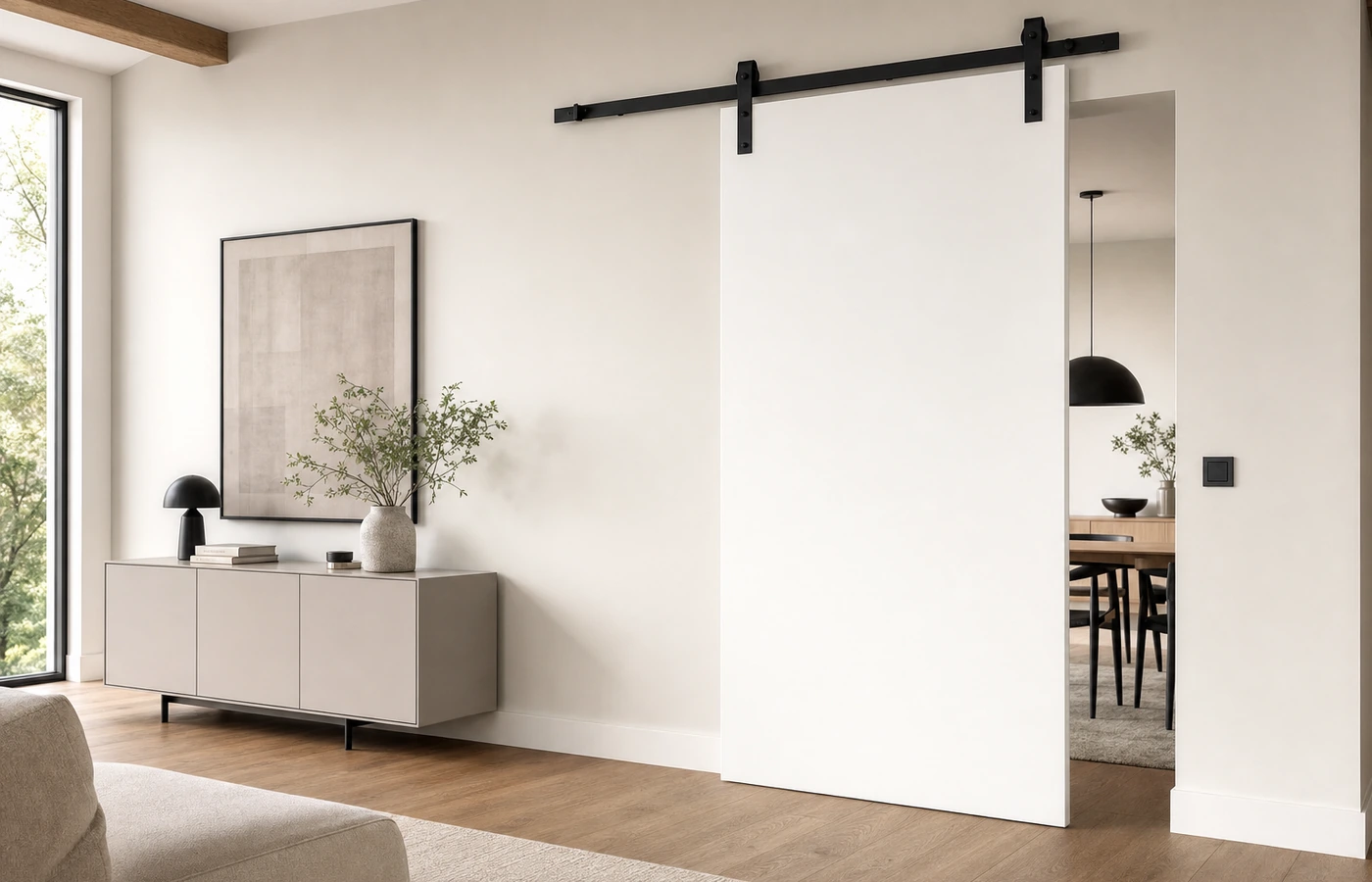 Weiße Holzschiebetür im Vergleich mit heller Wand und schwarzem Beschlag